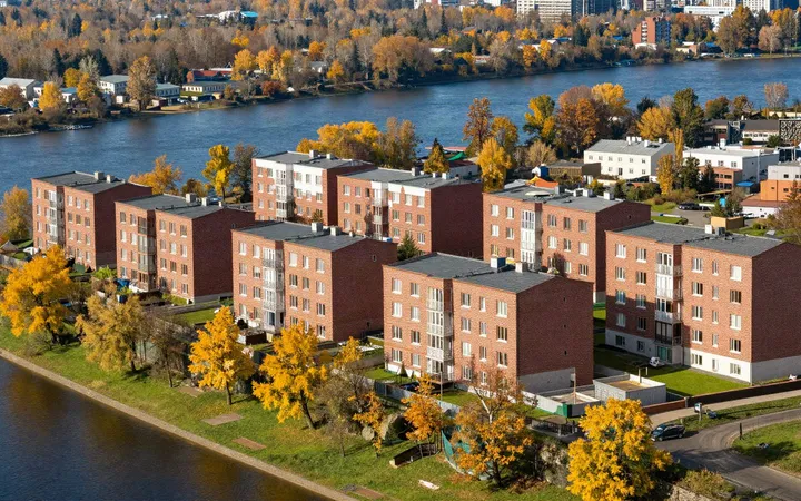 Новые жилые дома на высоком берегу над рекой осенью